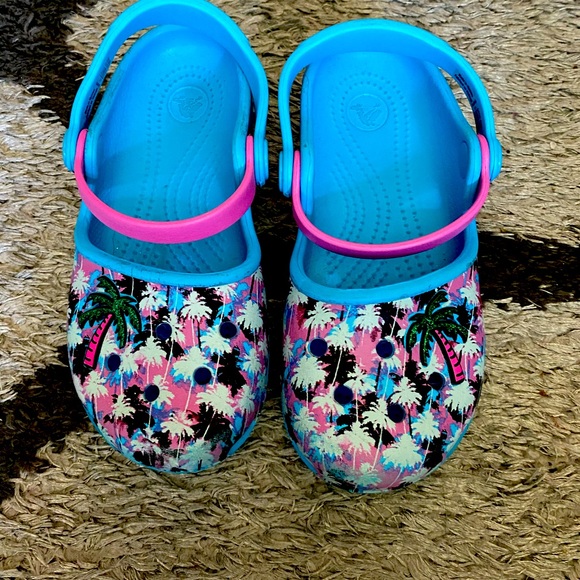 Girls Palm Tree Crocs - Picture 1 of 3